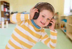 Sensory listening: kid wearing headphones