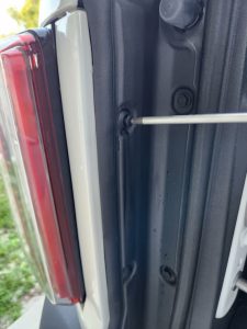 undo-screws